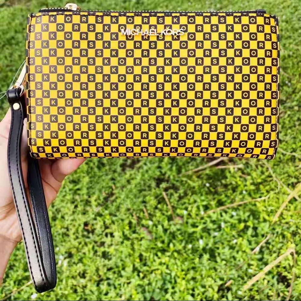 Gaby’sBags💕NWT Michael Kors Large Wristlet - Picture 2 of 5